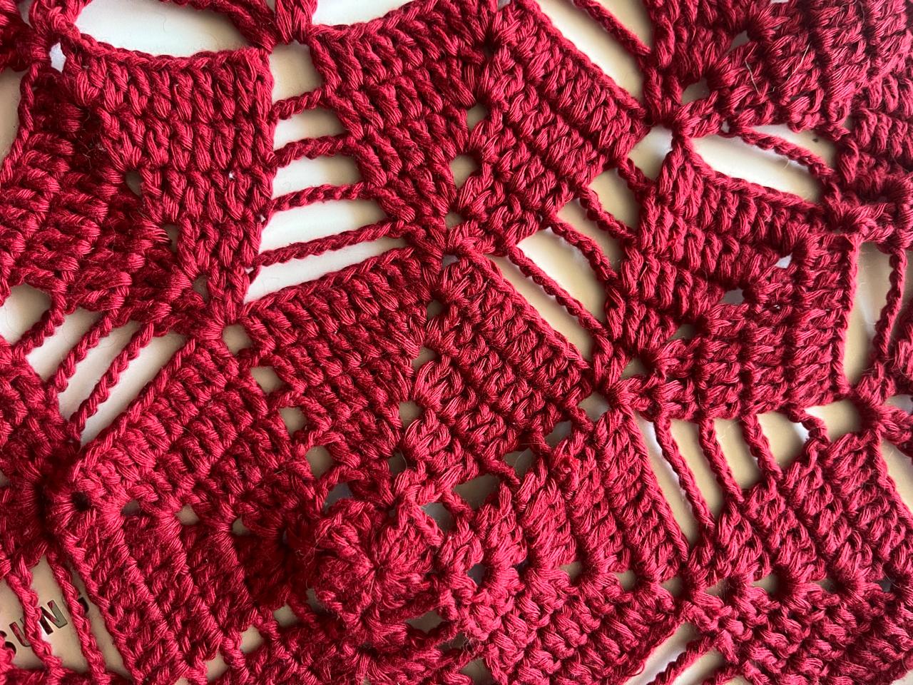 Detalle en color rojo de un tejido realizado por HCA